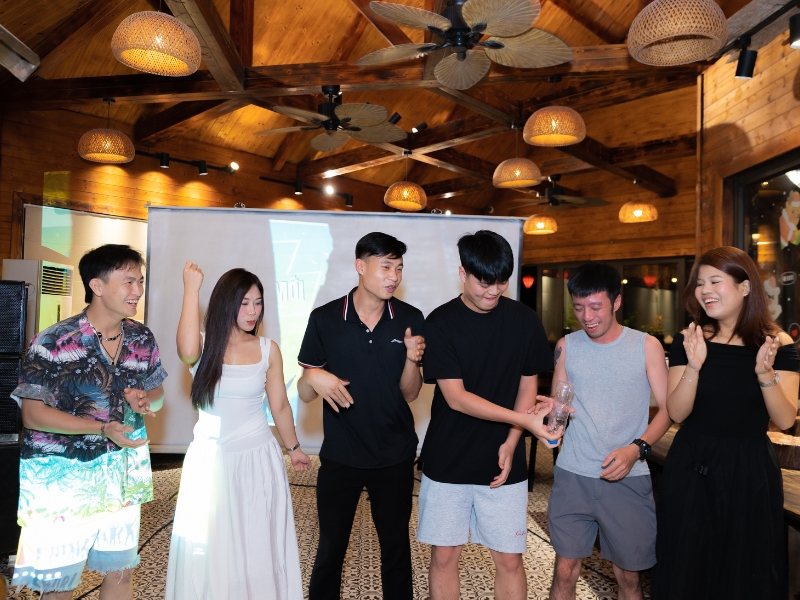 tro-choi-team-building-tren-san-khau-1.jpg (412 KB)